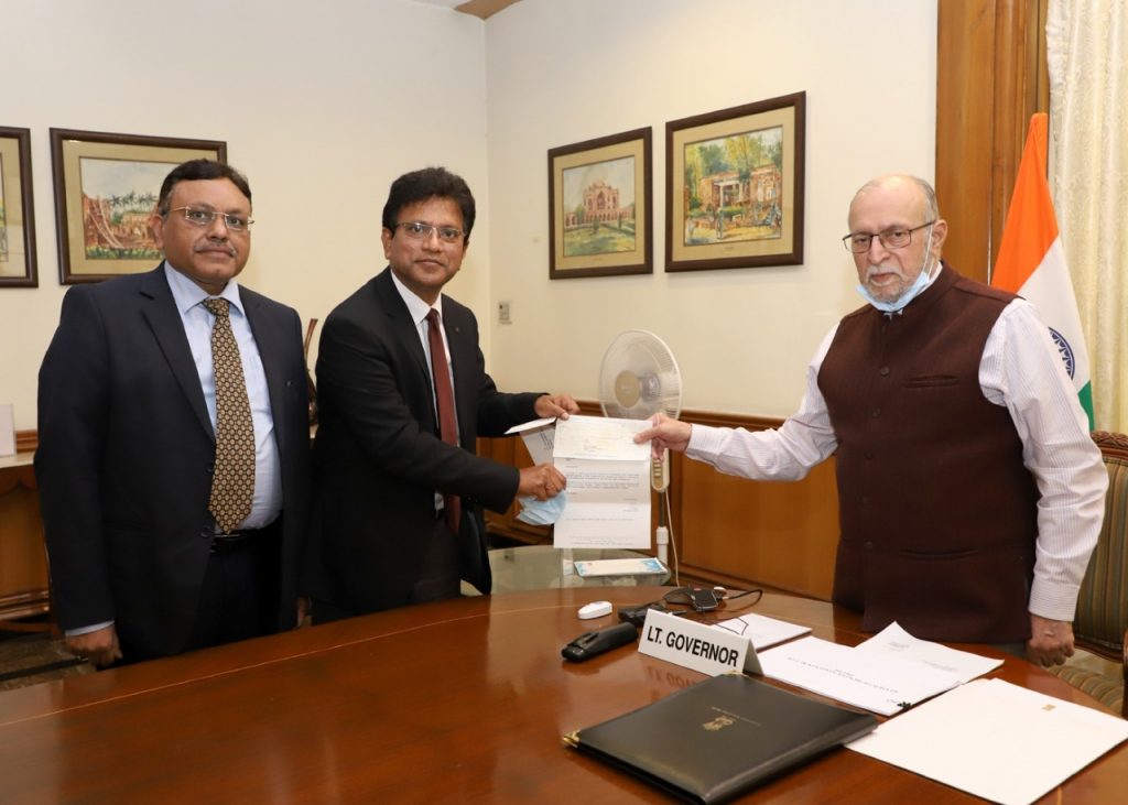 Delhi L-G Anil Baijal receiving the cheque from IGL officials