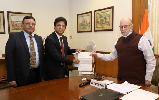 Delhi L-G Anil Baijal receiving the cheque from IGL officials