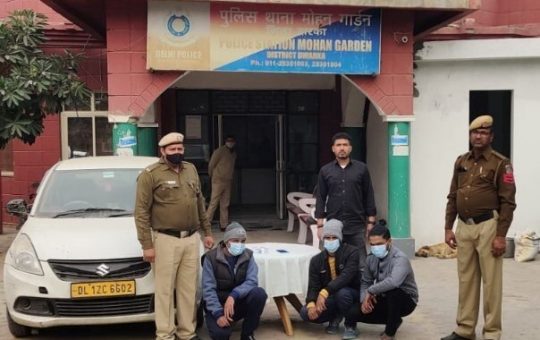 Three persons nabbed by Mohan Garden Police for snatching a mobile phone
