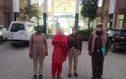 Dwarka Police nab lady for robbing a man of Gold ring