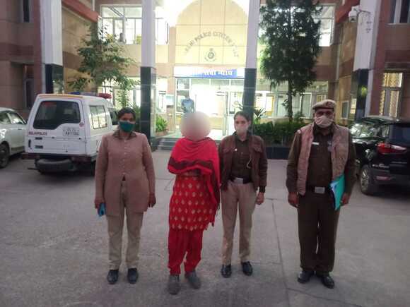 Dwarka Police nab lady for robbing a man of Gold ring