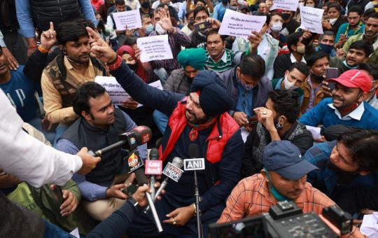 Sidhu joins protesting “guest teachers” in Delhi