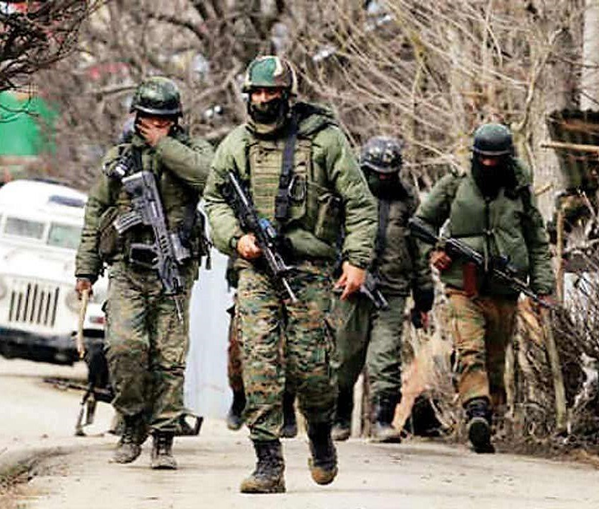 Terrorists kill 2 cops in Srinagar