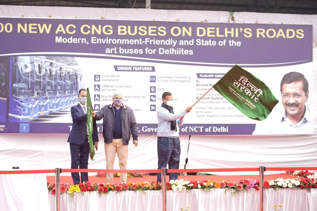 दिल्ली में 100 नए वातानुकूलित बसों का उद्घाटन