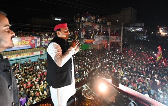 Akhilesh Yadav continues to draw huge crowds